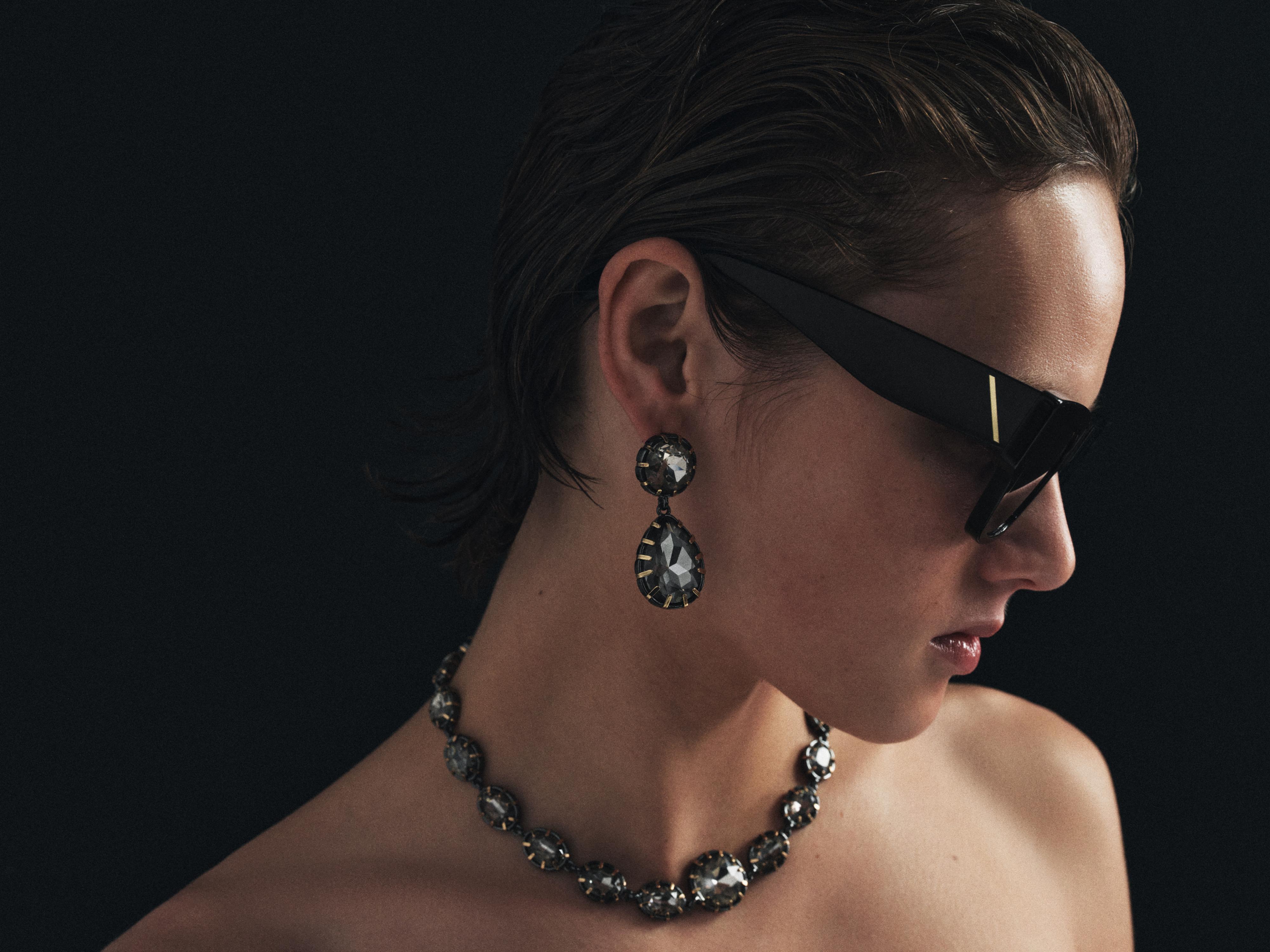 BOUCLES D'OREILLES MÉTALLIQUES À BIJOUX